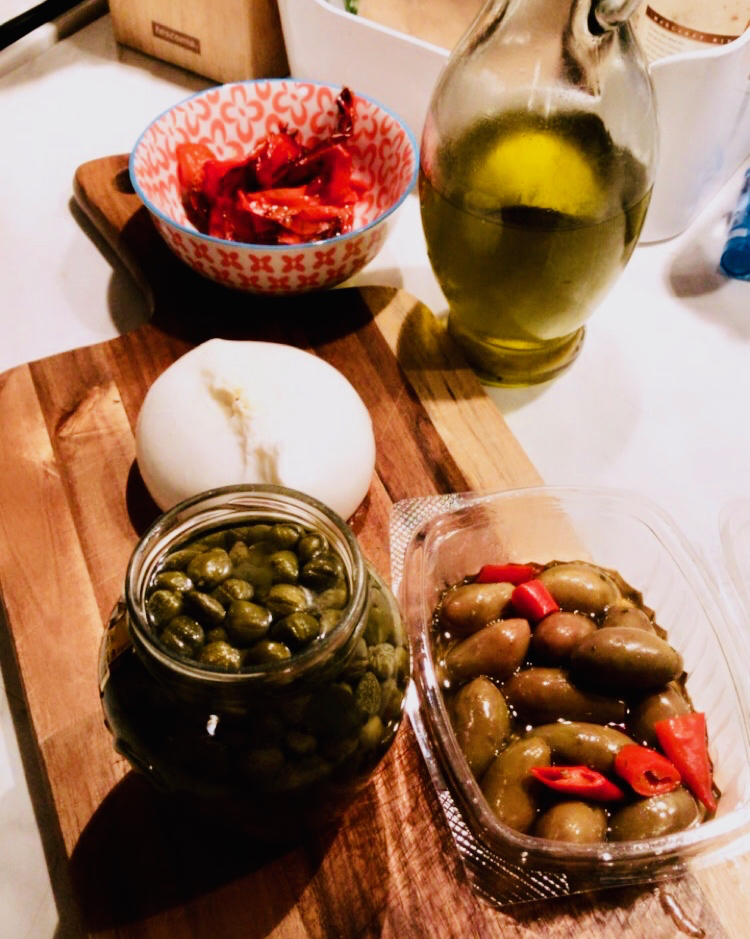 Burrata, olivy, kapary, papriky, rajčata - hubnutí