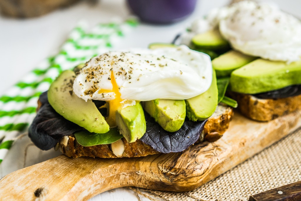 Metabolic balance zdravý send s avokádem a pošírovaným vejcem