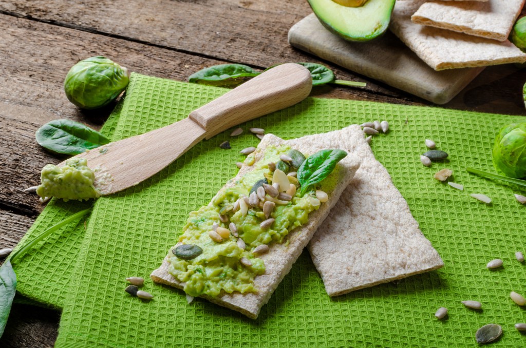 Home avocado spread on Crispbread with seeds sunflower, pumpkin, sesame and herbs spinach 2 (web)