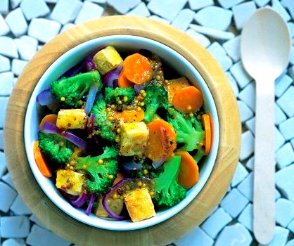 Teplý salát z napařované zeleniny a marinovaného tofu