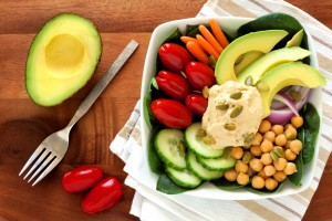 Zdravý Metabolic balance oběd - avokádo, ummus a čerstvé zelenina