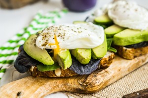 Metabolic balance zdravý sendvič s avokádem a pošírovaným vejcem