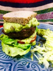 Šťavnatý hovězí burger s avokádovou majonézou - recept pro zdravý metabolizmus, hubnutí a skvělý chuťový zážitek.